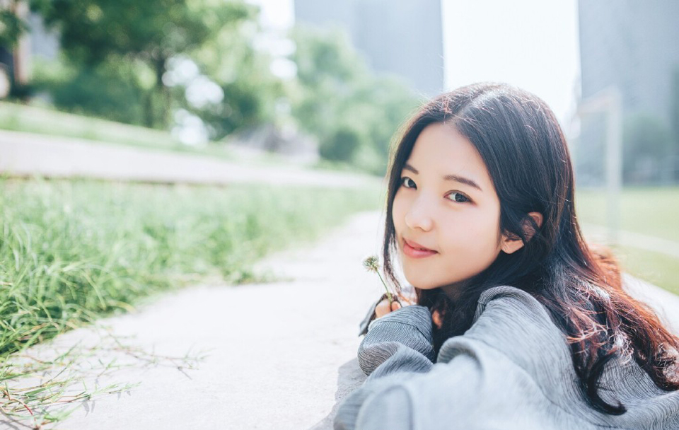 某一刻，虎卫统领突然感觉眉心一痛，警兆立生，一柄短剑无声无息的出现在他视线之中，没有任何声息，朝着他咽喉刺来。